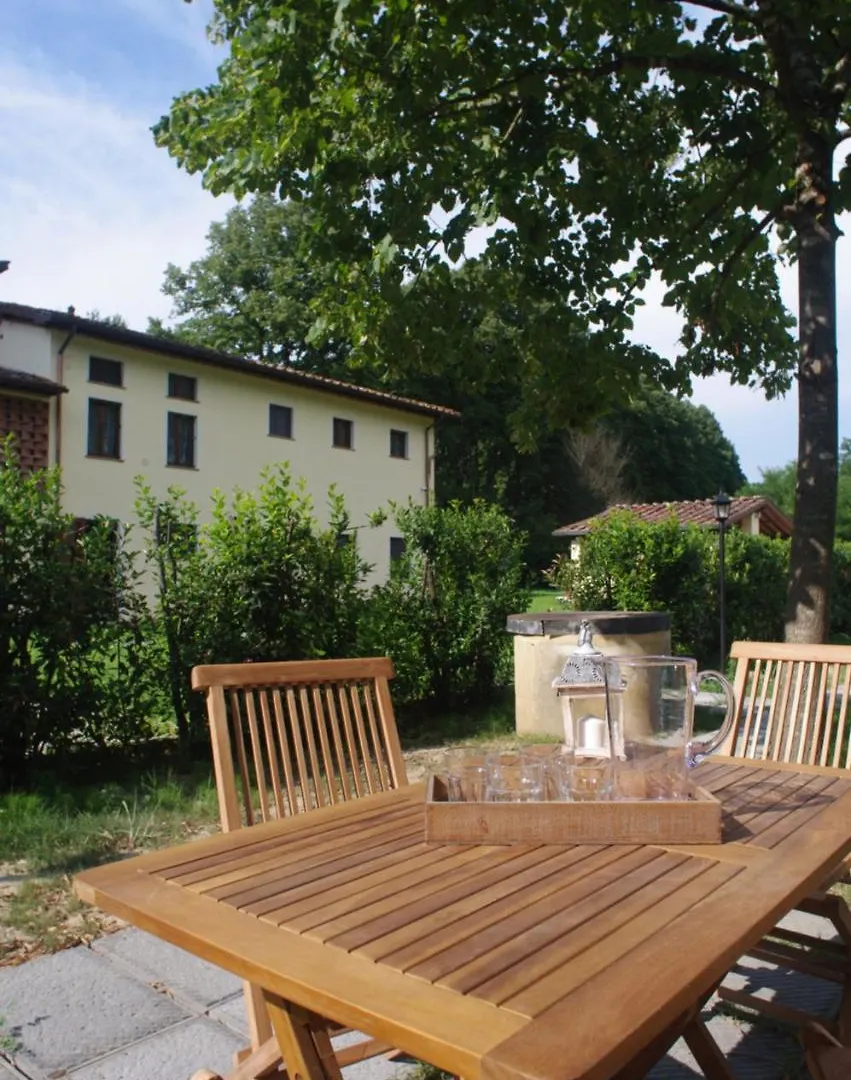 CASALE LA FATA -tipico toscano immerso nelle colline tra Lucca e Versilia, 6 appartamenti indipendenti Camaiore Aparthotel
