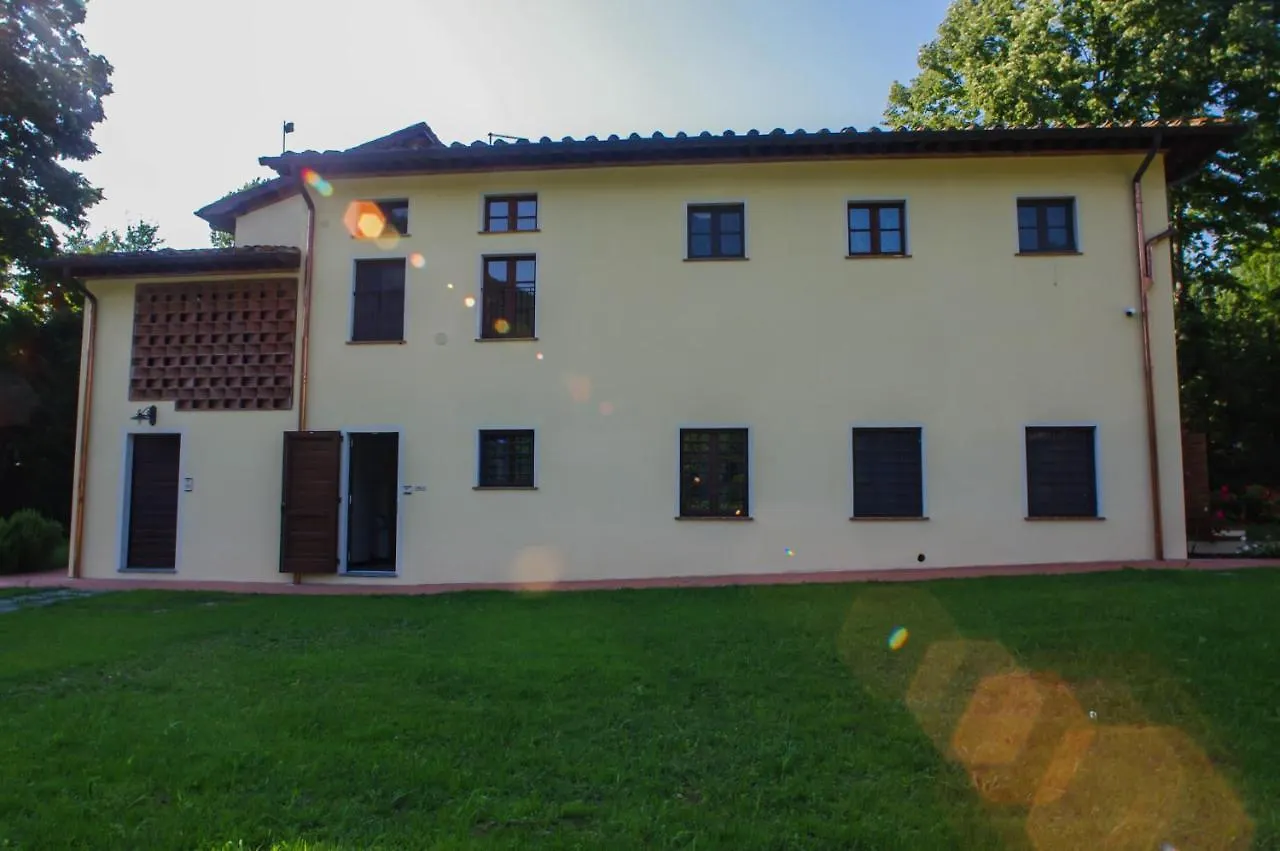 CASALE LA FATA -tipico toscano immerso nelle colline tra Lucca e Versilia, 6 appartamenti indipendenti Camaiore